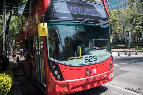 Impacto en Reforma: Unidad de Metrobús chocó con camioneta y dejó cuatro lesionados