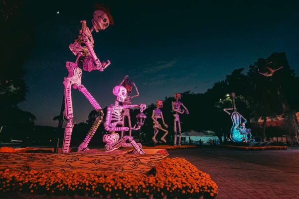 La magia del papel: la Mega Ofrenda 2025 llega al corazón de Xochimilco